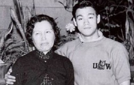 Lý Tiểu Long bên gia đình, họ hàng ở Trung Quốc.